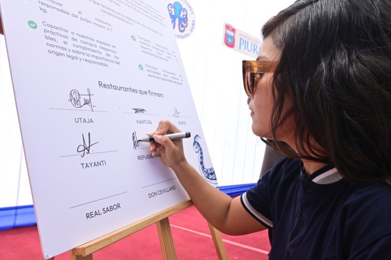 Representantes de restaurantes firmando el compromiso