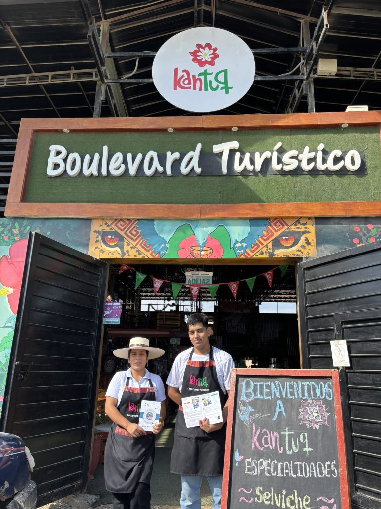 Restaurante KANTUQ recibiendo el recetario