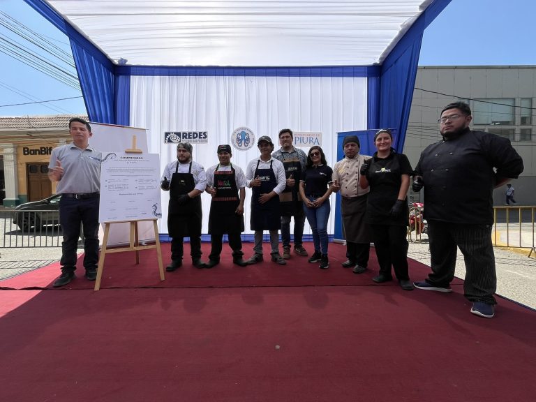Representantes de restaurantes firmando el compromiso