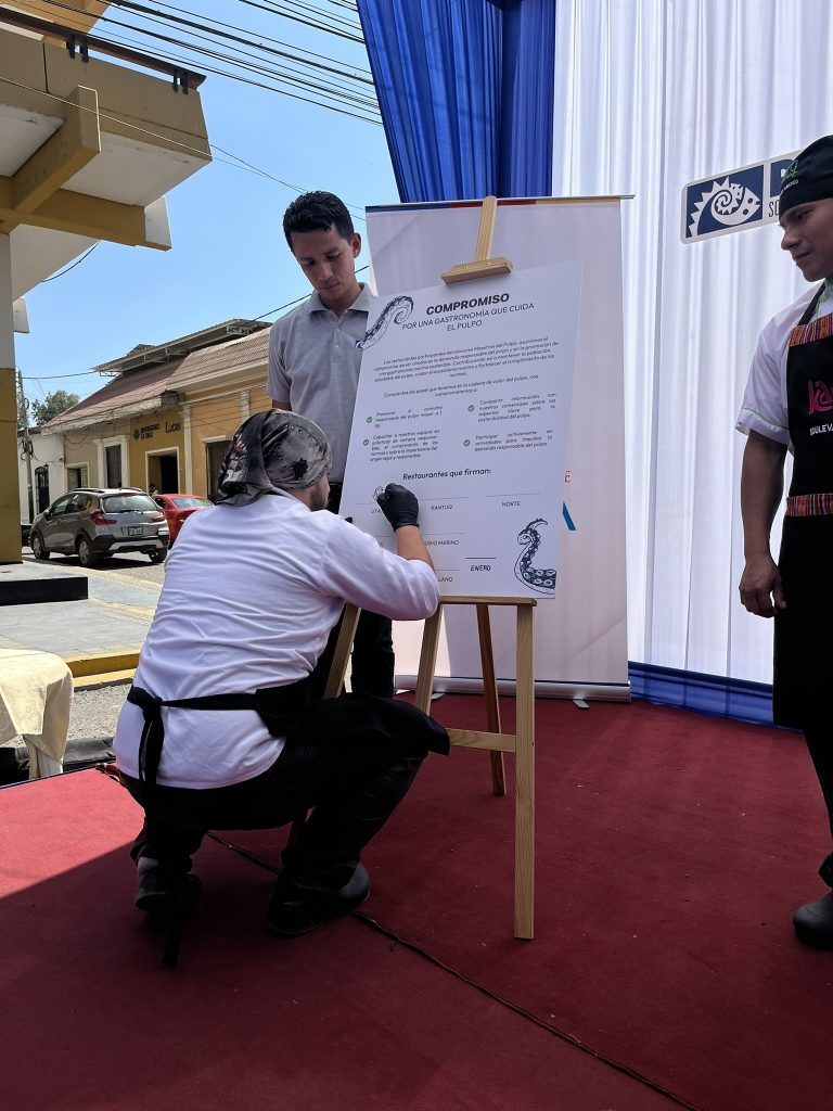 Representantes de restaurantes firmando el compromiso