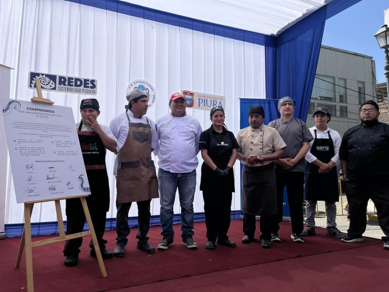 Representantes de restaurantes firmando el compromiso